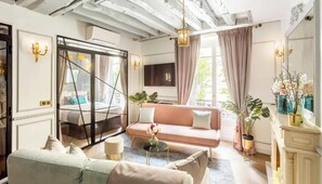 4 bedrooms, desk, iron/ironing board, free WiFi - A DREAMY PARISIAN RETREAT WHERE TIMELESS ELEGANCE MEETS COMFORT – RUE RAMBUTEAU (Paris)