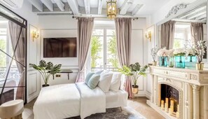 Escritorio, tabla de planchar con plancha, wifi gratis y ropa de cama 