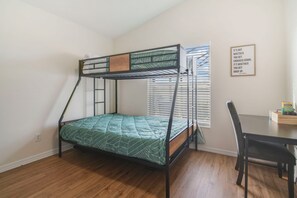 4 bedrooms, WiFi, bed sheets - Renovated 4-bedroom house with Pool in welcoming Kissimmee (Kissimmee)
