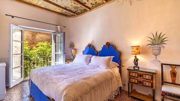 Tabla de planchar con plancha, wifi y ropa de cama