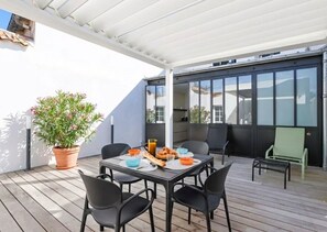 Outdoor dining - Superb Duplex apartment with harbor view and parking. (La Flotte)