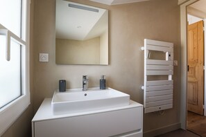 Regadera, secadora de cabello, jabón, papel de baño 