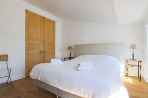 2 bedrooms, iron/ironing board, travel cot, WiFi - Superb Duplex apartment with harbor view and parking. (La Flotte)