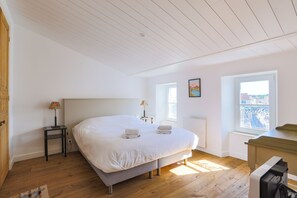 Tabla de planchar con plancha, cuna de viaje y wifi 