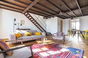 TV - Superb Duplex apartment with harbor view and parking. (La Flotte)
