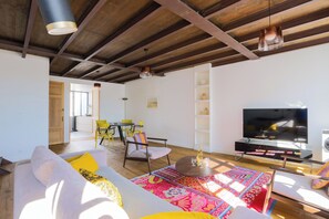 TV - Superb Duplex apartment with harbor view and parking. (La Flotte)