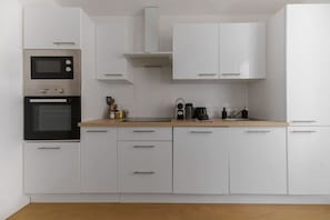 Fridge, microwave, oven, coffee/tea maker - Appartement calme et lumineux en centre ville (Vichy)