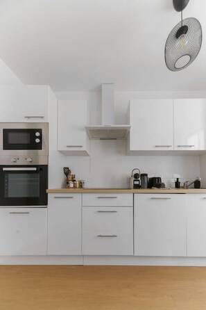 Kühlschrank, Mikrowelle, Ofen, Wasserkocher mit Kaffee-/Teezubehör