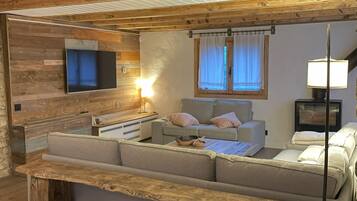 Een smart-tv, een open haard, videogames en boeken