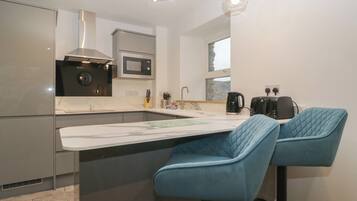 Dishwasher, cookware/dishes/utensils