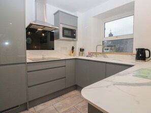 Dishwasher, cookware/dishes/utensils - 6 Hallin Fell (Penrith)