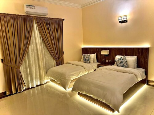 Bright & Cozy Rooms at Sunrise BnB Creek – Perfect for Couples & Families!