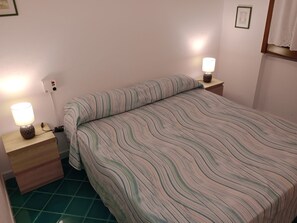 Iron/ironing board, bed sheets