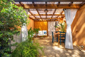 Outdoor dining - Casa Maria vacation home in Sardinia (Santa Margherita di Pula)