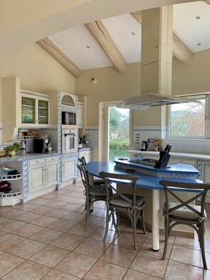 Fridge, microwave, oven, stovetop - Stone house of character with pool & spa Calm, spacious and authentic (Bagnols-sur-Cèze)