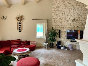 Smart TV, fireplace, table football - Vrbo Property (Bagnols-sur-Cèze)