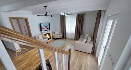 Liziera Cabin -Lake view in the mounintains 4-bedroom cabin in Malaia