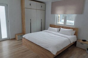 4 bedrooms, iron/ironing board, WiFi