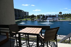 Outdoor dining - Beachplace Oasis on the south end of Longboat Key (Longboat Key)