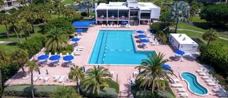 Alberca al aire libre y alberca climatizada