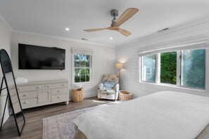 2 bedrooms, iron/ironing board, internet, bed sheets