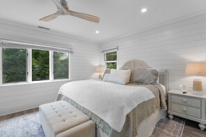 2 bedrooms, iron/ironing board, internet, bed sheets