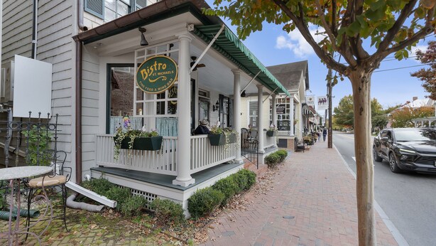 A building with a porch, a sign reading "Ristorante St. Michaels," and a brick sidewalk. - Grace Cottage, St Michaels Walk to everything! (Saint Michaels)