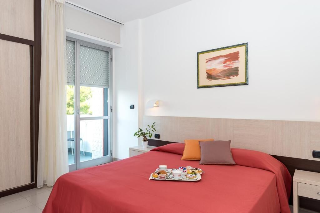 In-room safe, desk, free WiFi