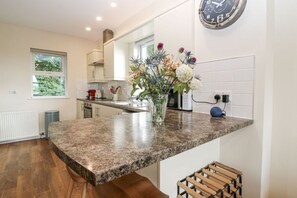 Kylskåp, mikrovågsugn, ugn och spishäll