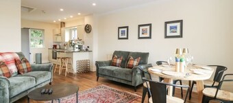 Wonderful sunny cottage surrounded by countryside only 9 miles from St. Andrews.