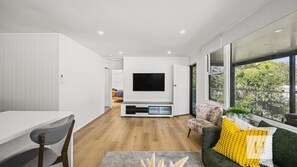 Smart-tv och ett bordtennisbord