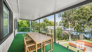 Outdoor dining - Sunset Shore Retreat – Waterfront Reserve Escape a (Summerland Point)
