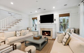 Smart TV y chimenea 