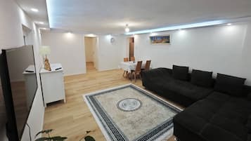 Apartment, 3 Bedrooms, Balcony, Garden View | Living room