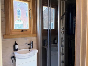 Dusche, Haartrockner, Seife, Toilettenpapier