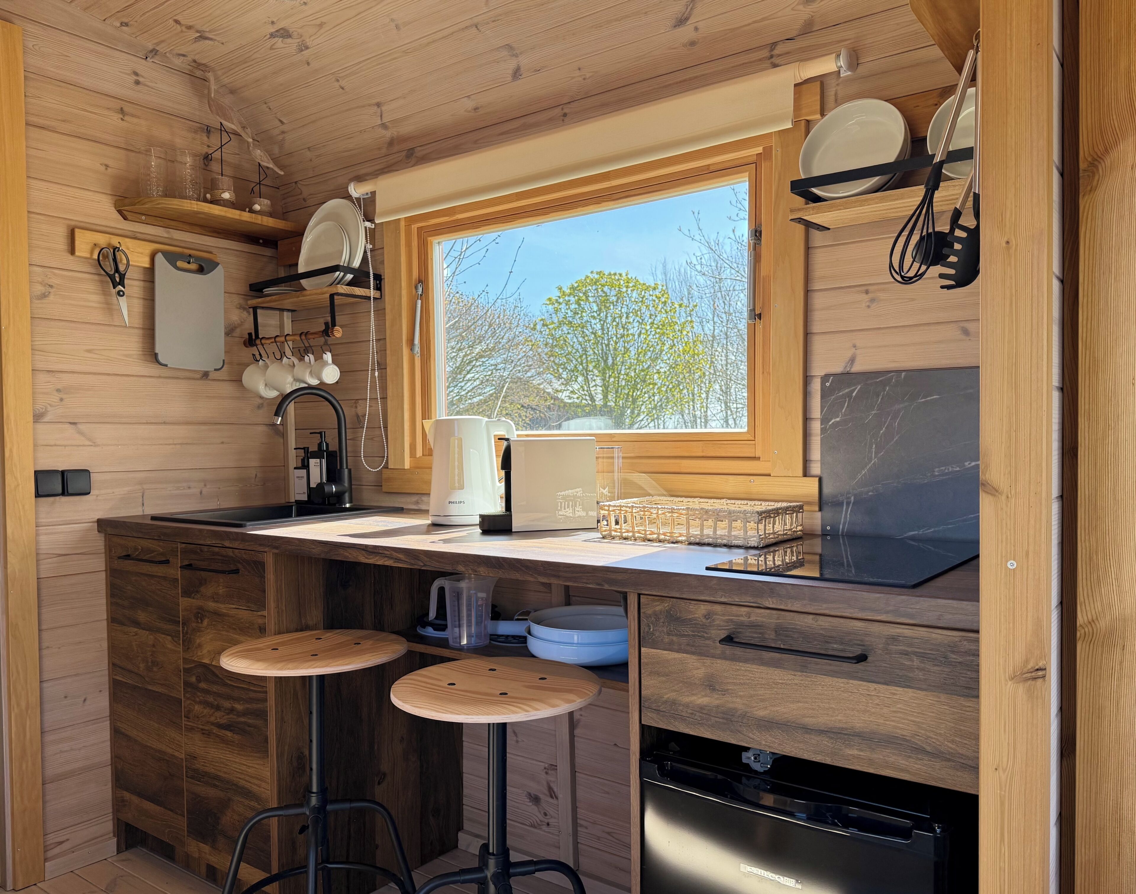 Kühlschrank, Herdplatte, Wasserkocher mit Kaffee-/Teezubehör