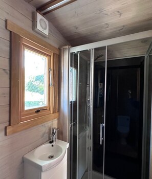 Suihku, hiustenkuivaaja, saippua, vessapaperi