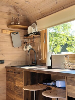 Jääkaappi, liesi, kahvin-/teenkeitin, vedenkeitin