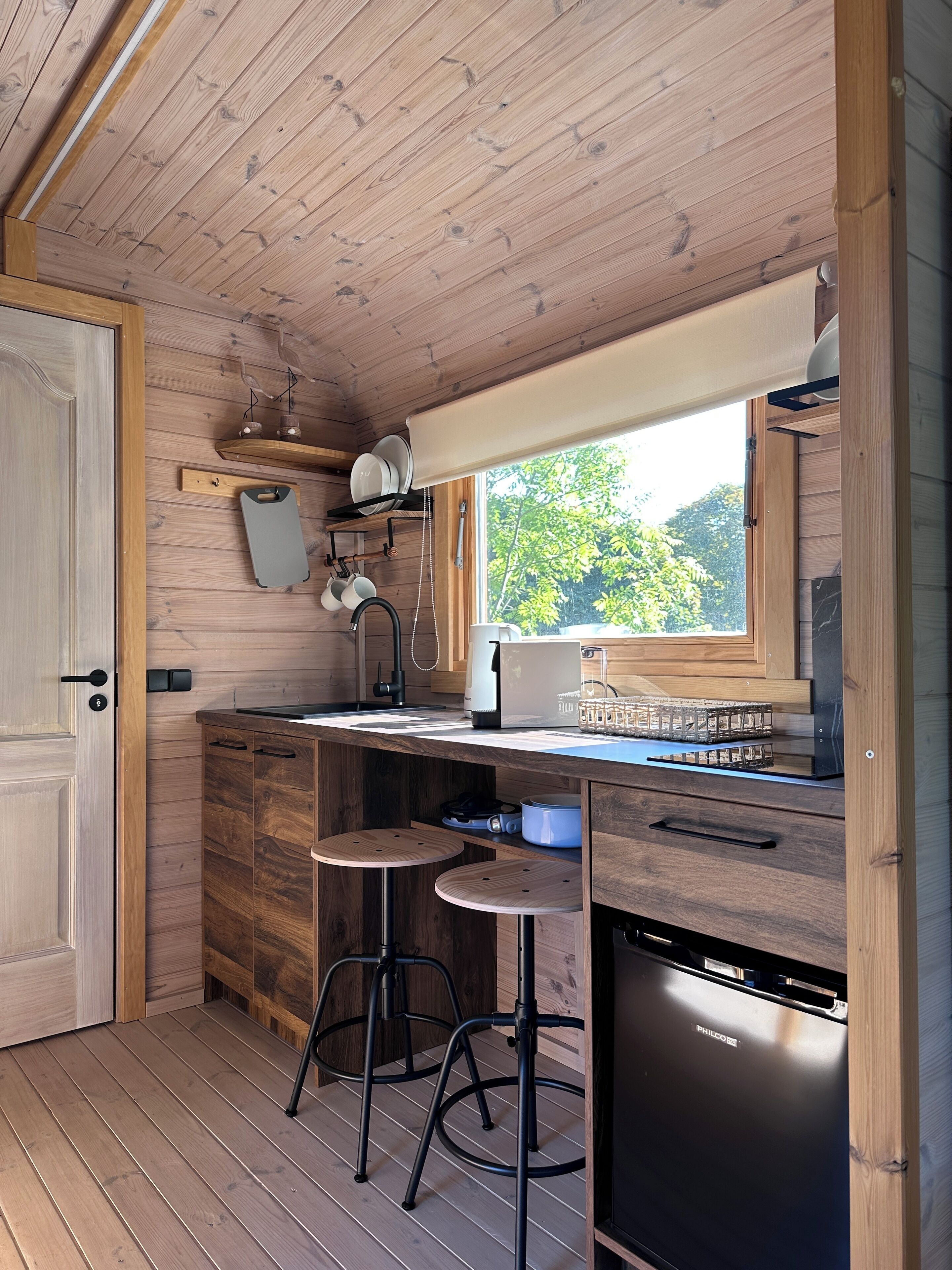 Een koelkast, een kookplaat, een koffiezetapparaat/waterkoker