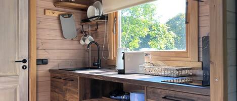 Een koelkast, een kookplaat, een koffiezetapparaat/waterkoker