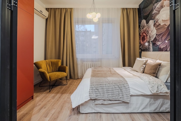 Iron/ironing board, WiFi, bed sheets