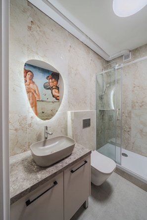 Sèche-cheveux, serviettes fournies, savon, papier toilette