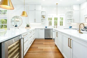 Een magnetron, een oven, een kookplaat, een vaatwasser