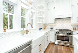 Een microgolfoven, een oven, een kookplaat, een vaatwasser