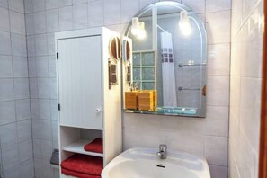 Dusch, hårtork, handdukar och tvål