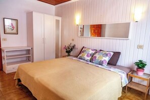 Strykjärn/strykbräda, wi-fi och sängkläder