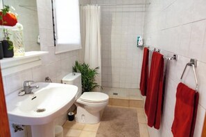 Dusch, hårtork, handdukar och tvål