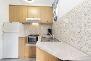 Standard Apartment, Balcony | Private kitchen | Cookware/dishes/utensils - Spitha Rooms (Sifnos)