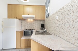 Standard Apartment, Balcony | Private kitchen | Cookware/dishes/utensils