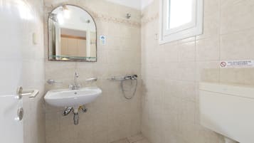 Estudio básico, balcón, vistas al mar | Baño | Ducha, secador de pelo, toallas y papel higiénico